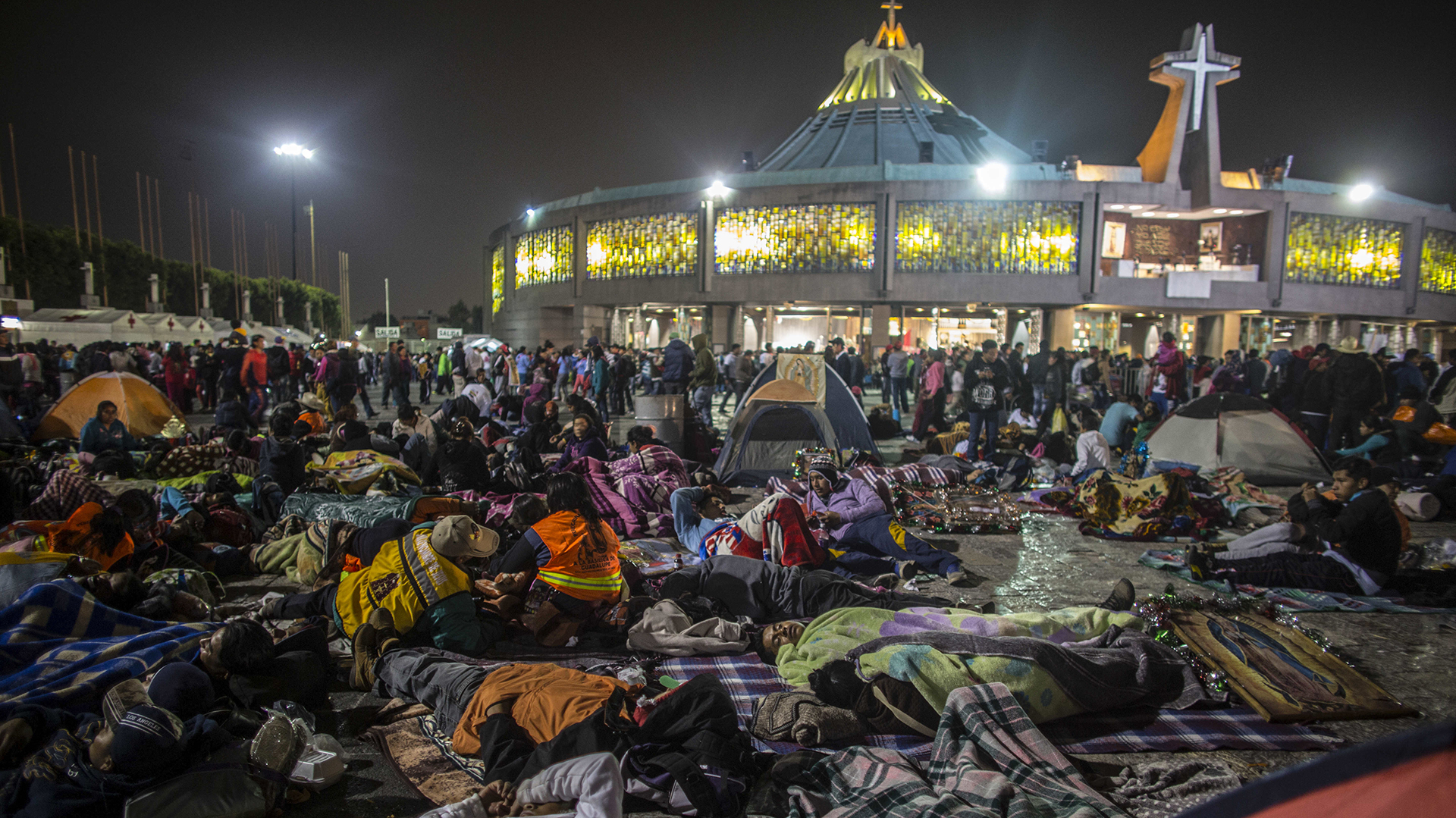 Peregrinos acampan frente a la basílica en la vigilia del Día de la Virgen.