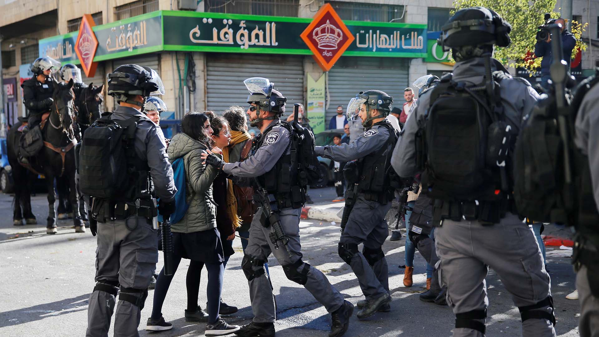 Policías israelíes pelean con manifestantes en una calle durante una manifestación en el este de Jerusalén el 9 de diciembre de 2017. (Reuters)