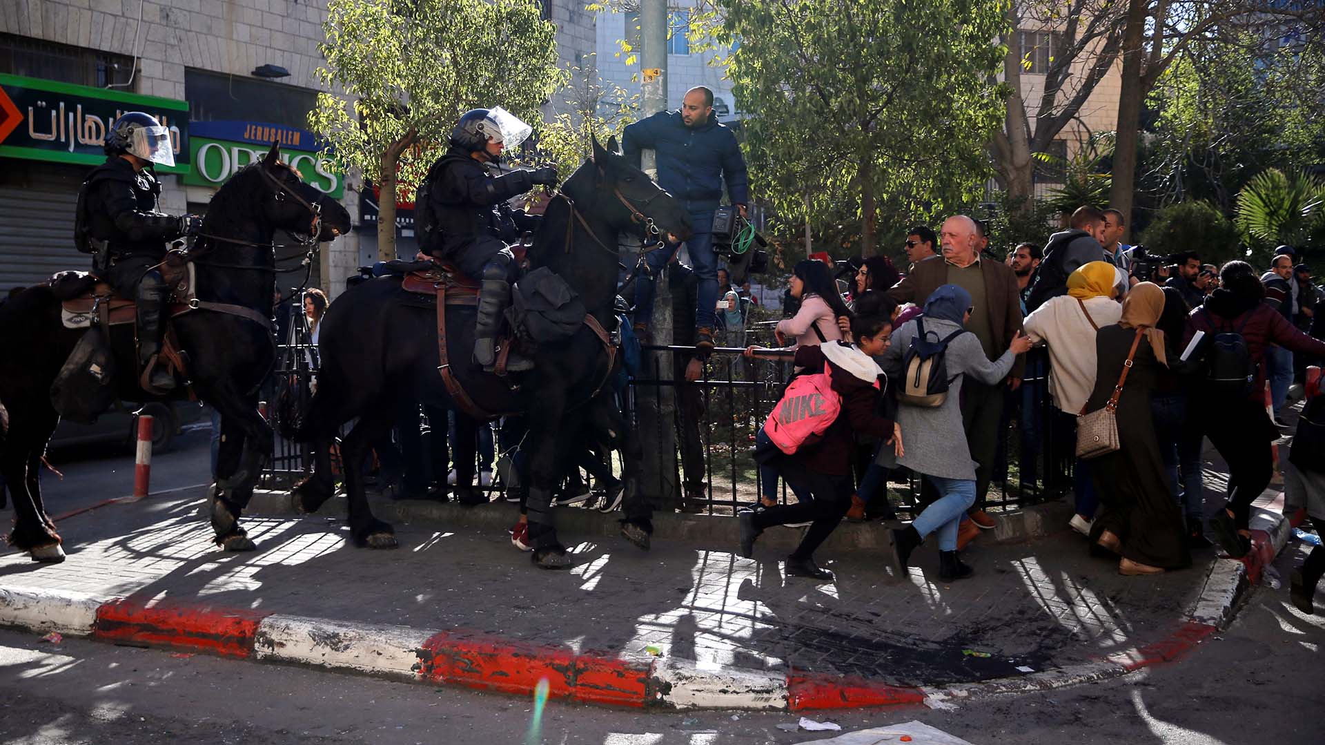 Policías israelíes montan sus caballos en una calle durante una manifestación en el este de Jerusalén el 9 de diciembre de 2017. (Reuters)