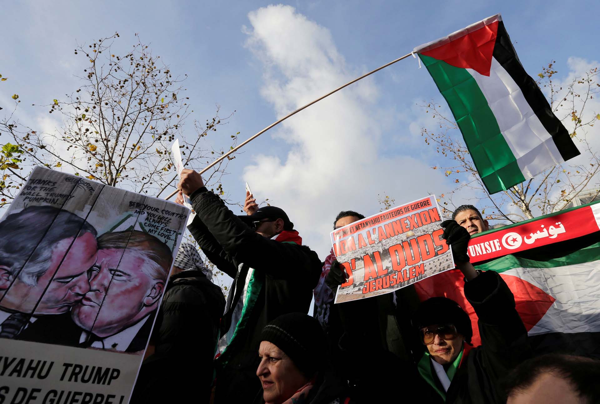 Activistas protestan contra la visita del primer ministro israelí Benjamin Netanyahu a París, Francia, el 9 de diciembre de 2017. (Reuters)