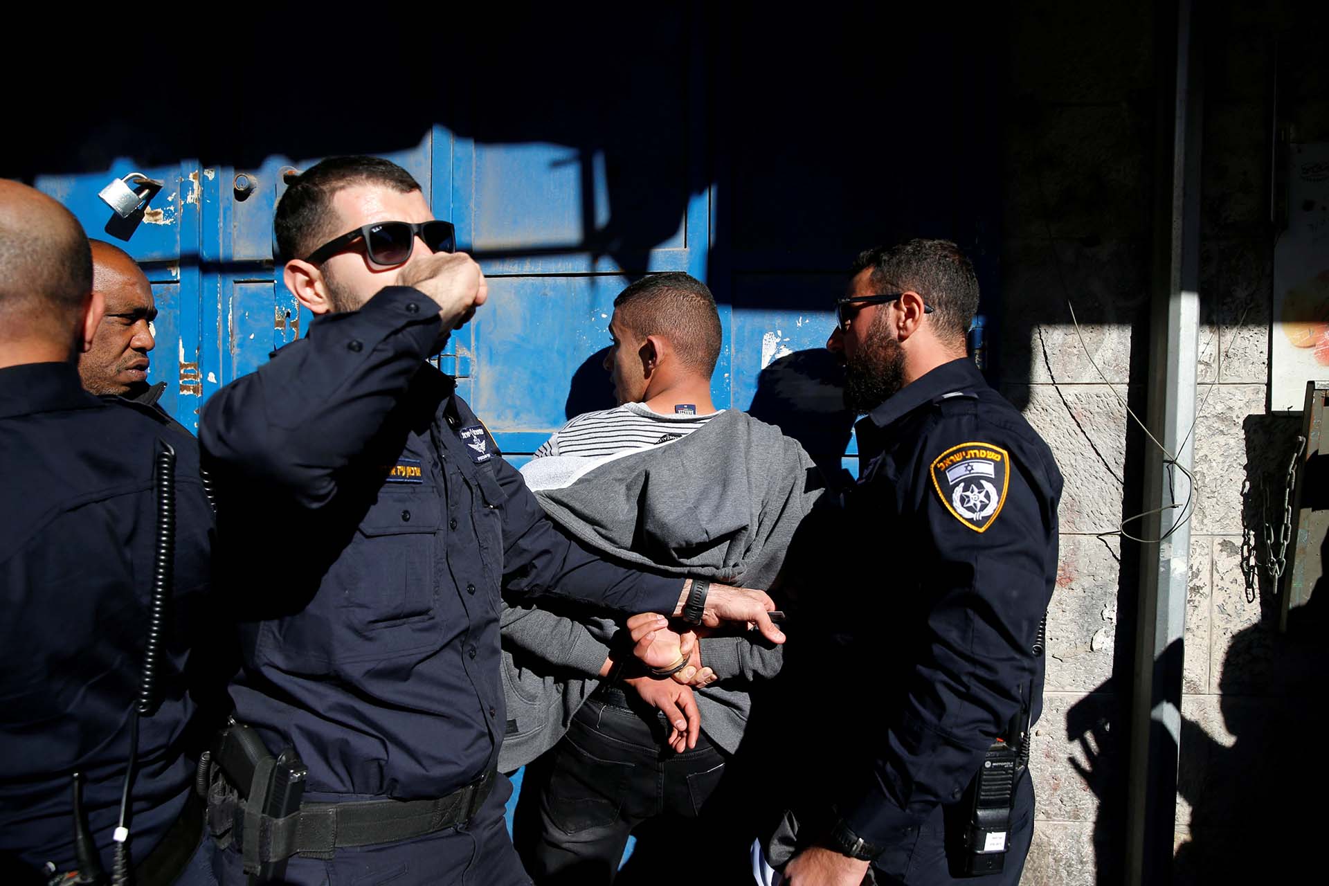 Policías israelíes detienen a un hombre en una calle durante una manifestación en Jerusalén oriental el 9 de diciembre de 2017. (Reuters)
