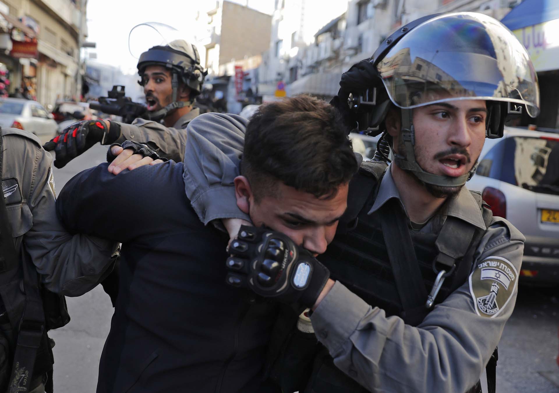 Las fuerzas de seguridad israelíes detienen a un manifestante palestino el 9 de diciembre de 2017, en Jerusalén oriental. (AFP)