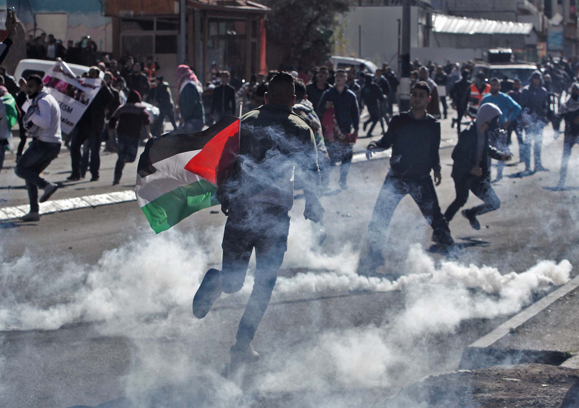 Los manifestantes palestinos se enfrentan con las fuerzas israelíes cerca de un puesto de control israelí en la ciudad de Belén, en Cisjordania, el 9 de diciembre de 2017, tras la decisión del presidente estadounidense de reconocer la ciudad de Jerusalén como capital de Israel. (AFP)