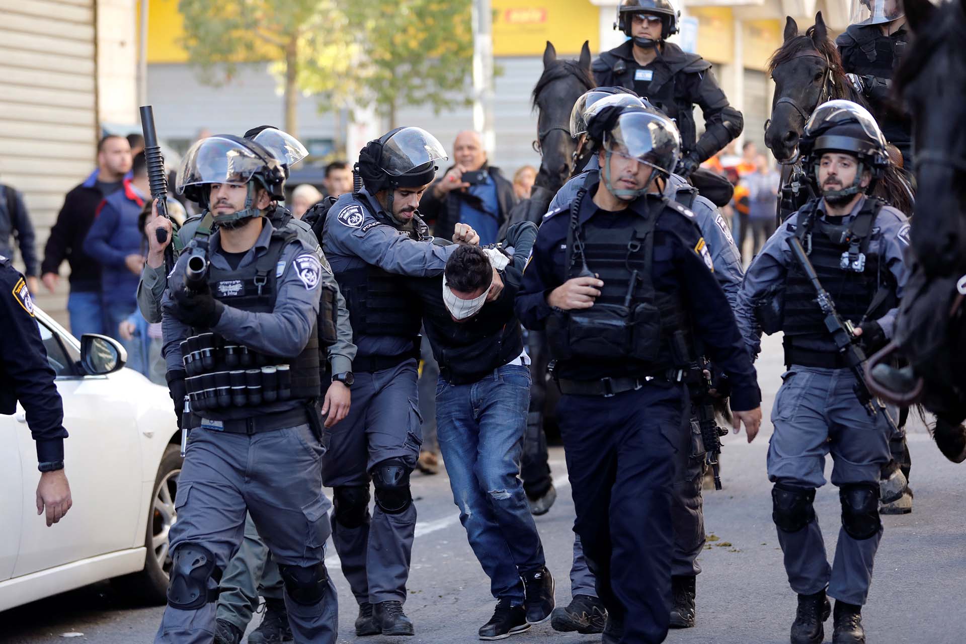 La policía israelí detiene a un manifestante en las calles al este de Jerusalén el 9 de diciembre de 2017. (Reuters)