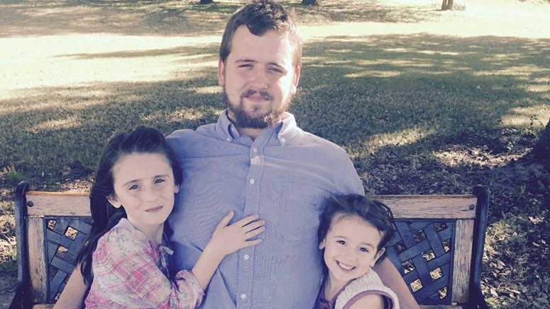Daniel Shaver junto a sus dos pequeñas hijas.