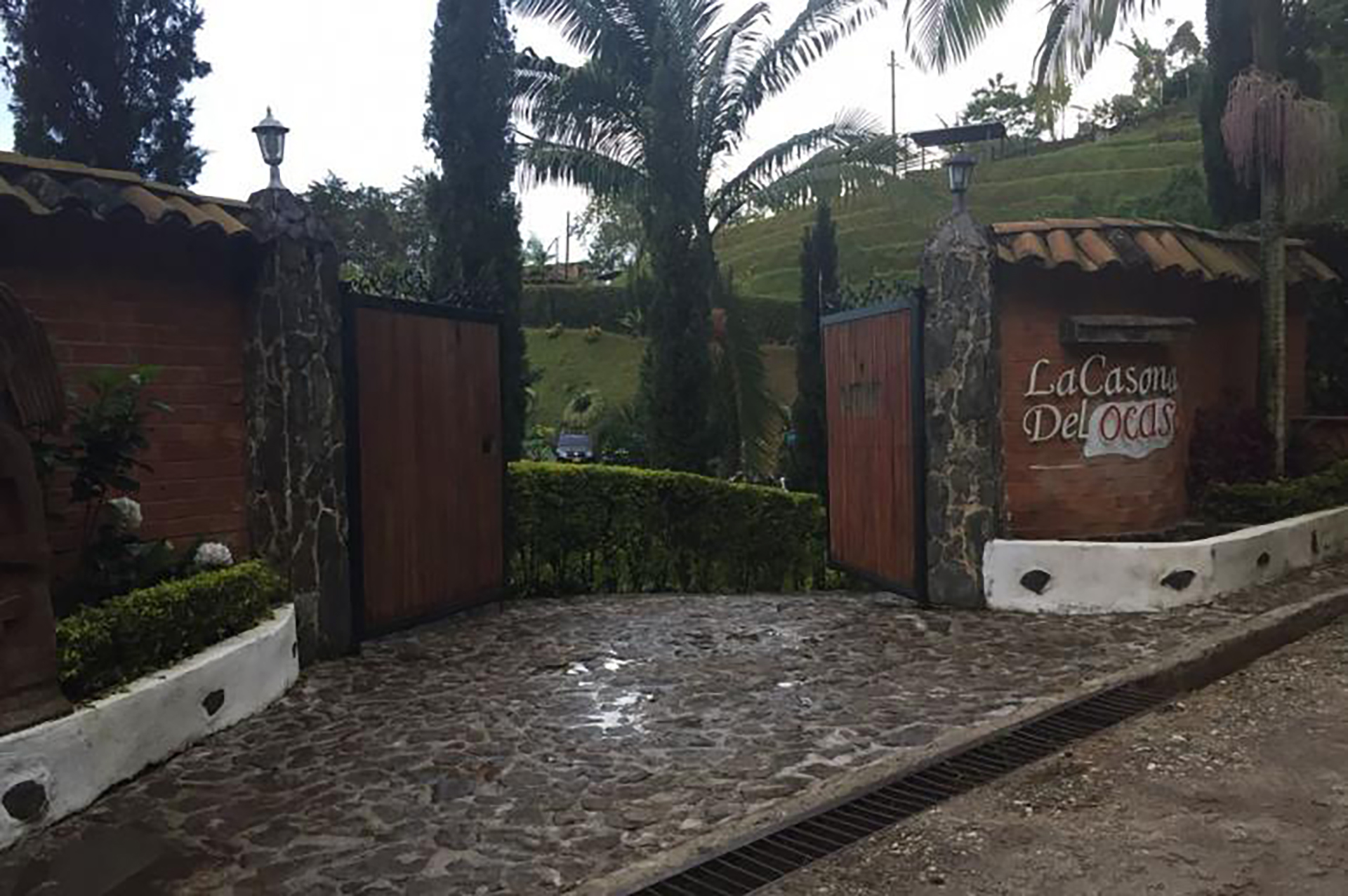 En la operación se incautaron 4 armas, 7 vehículos de gama alta, una lancha, efectivo en dólares y pesos colombianos y joyas, entre otros objetos