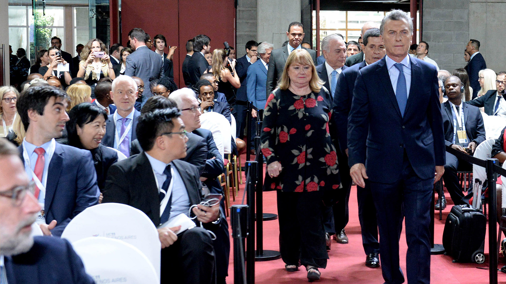 Mauricio Macri ingresa al centro de exposiciones; detrás, la ex canciller Susana Malcorra y los mandatarios de la región
