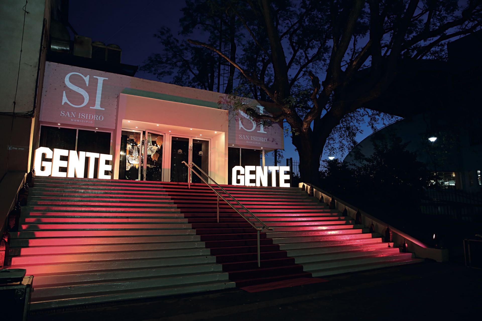 Las letras lumínicas de GENTE –de Iluminados BA– enmarcaban la entrada del salón, a la que conducía la extensa red carpet que comenzaba a los pies de las escalinata. FOTO: GENTE