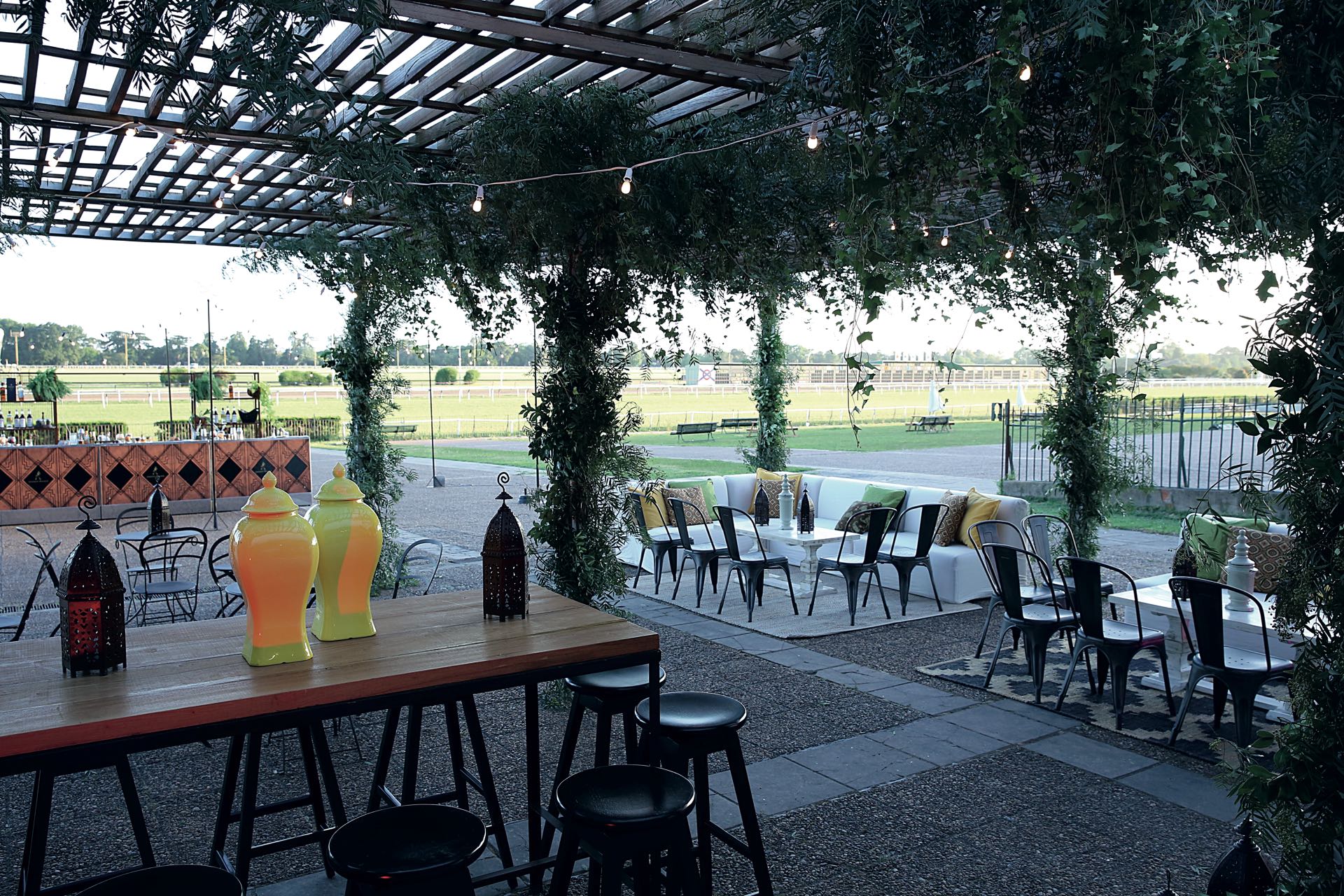 En la terraza, con pérgolas vestidas con follaje, se destacaron las luces de kermés y las mesas altas con banquetas de estilo industrial.