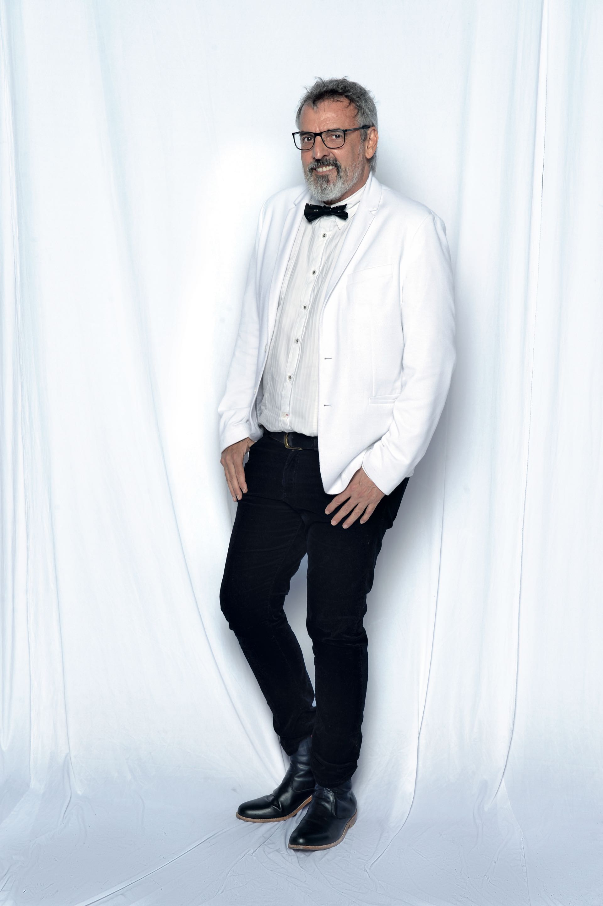 Benito Fernández con traje Kenzo y zapatos Hugo Boss. Foto: Diego García/GENTE