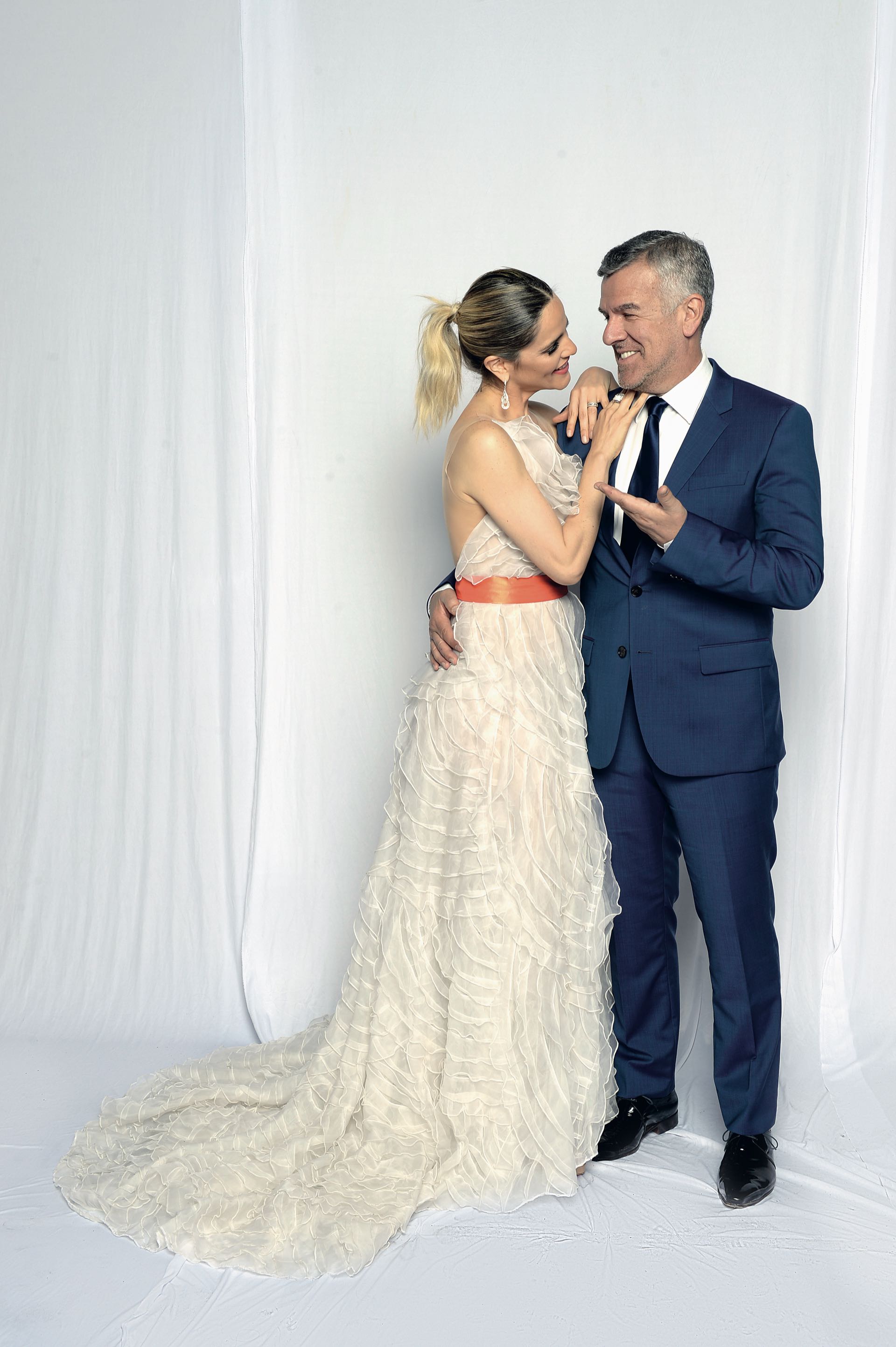 Dady Brieva y Mariela “Chipi” Anchipi by Laurencio Adot, zapatos de Christian Louboutin y accesorios Santino.