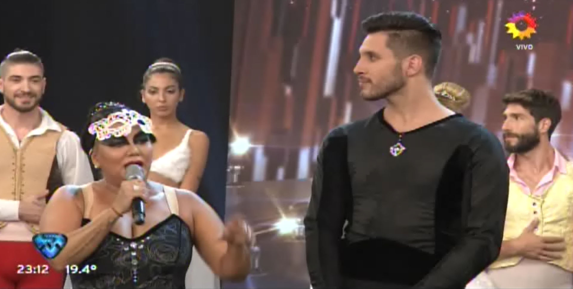 Facundo Arrigoni, el bailarín de La Bomba, mira hacia un costado mientras la cantante discute con su coach