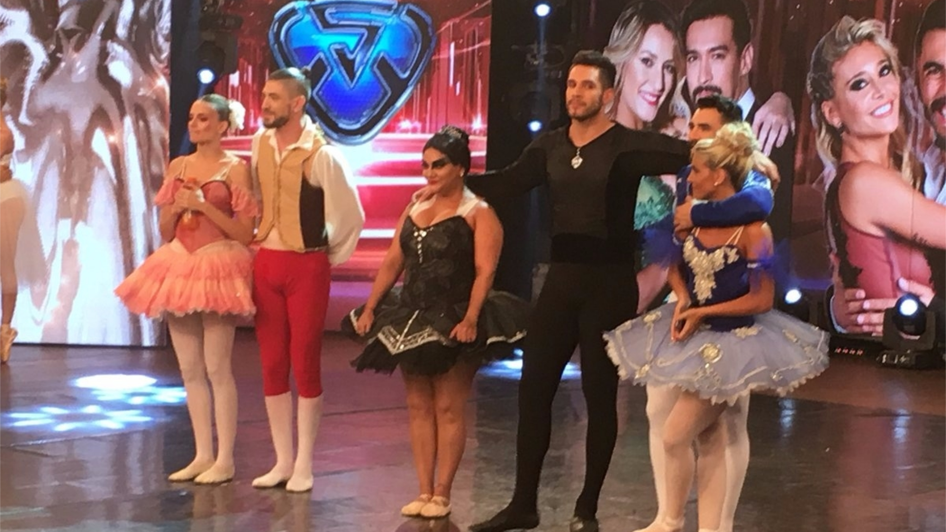 Melina Lezcano y Maxi Buitrago, La Bomba y Facundo Arrigoni y Sol Pérez y Fernando Bertona antes de escuchar la decisión del público.