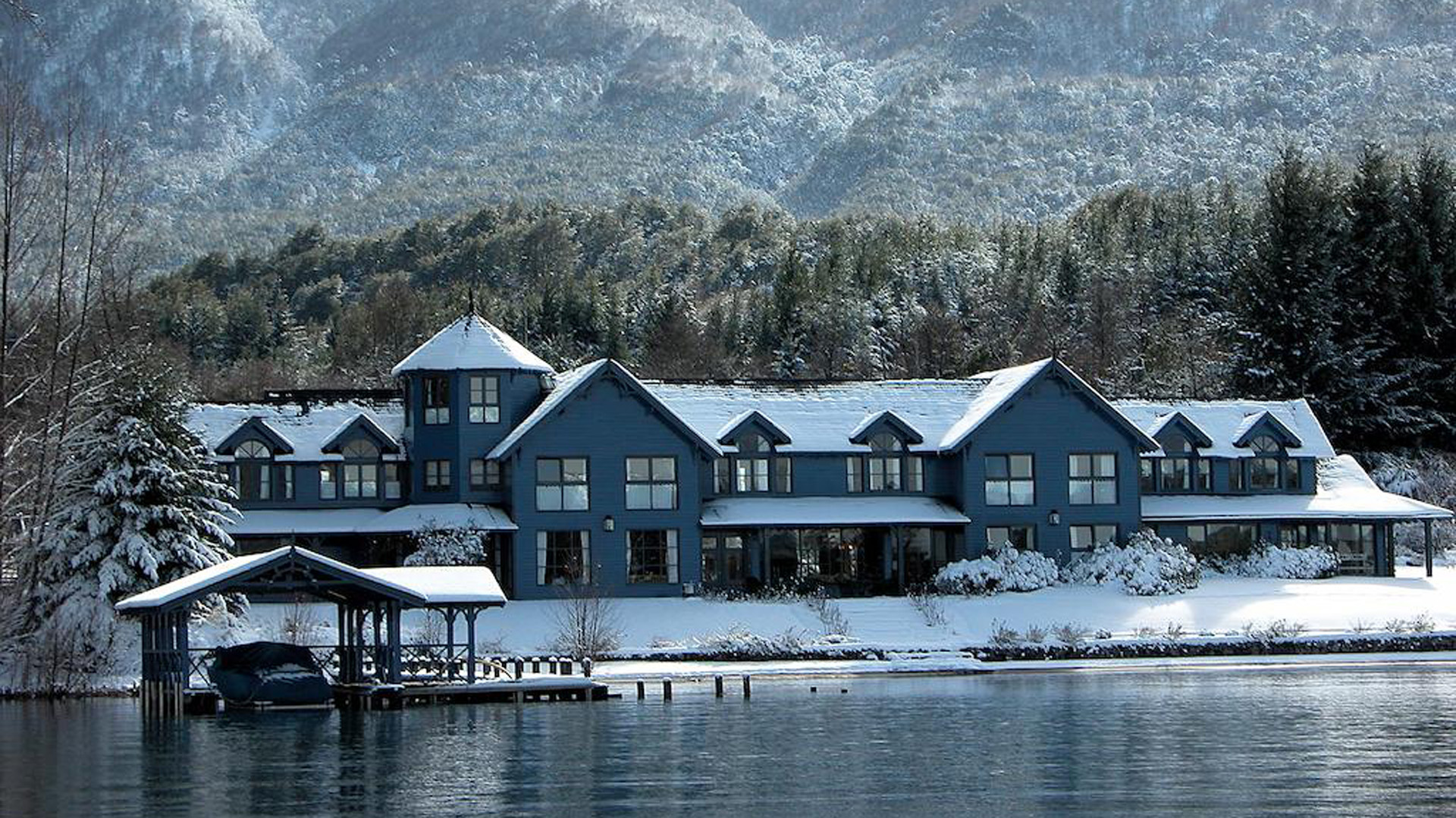 Las Balsas Relais & Chateaux, de la familia Sielecki, es un lounge patagónico de lujo enmarcado en un parque de 20 hectáreas de bosque nativo dentro del Parque Nacional Nahuel Huapi