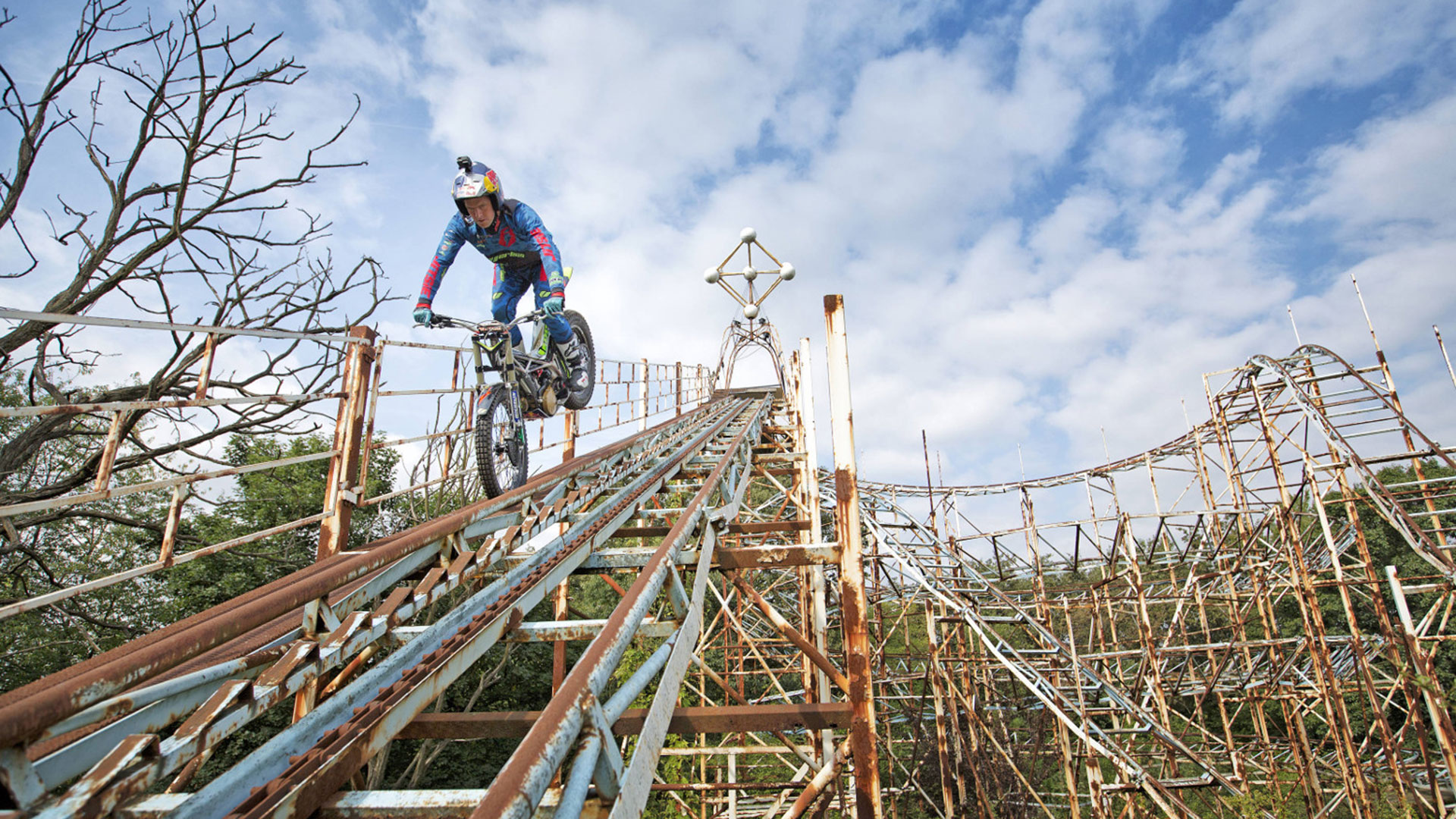 Las Atracciones Más Peligrosas Del Mundo A bordo de su moto, desafió la gravedad en un parque de diversiones  abandonado y vivió para contarlo - Infobae