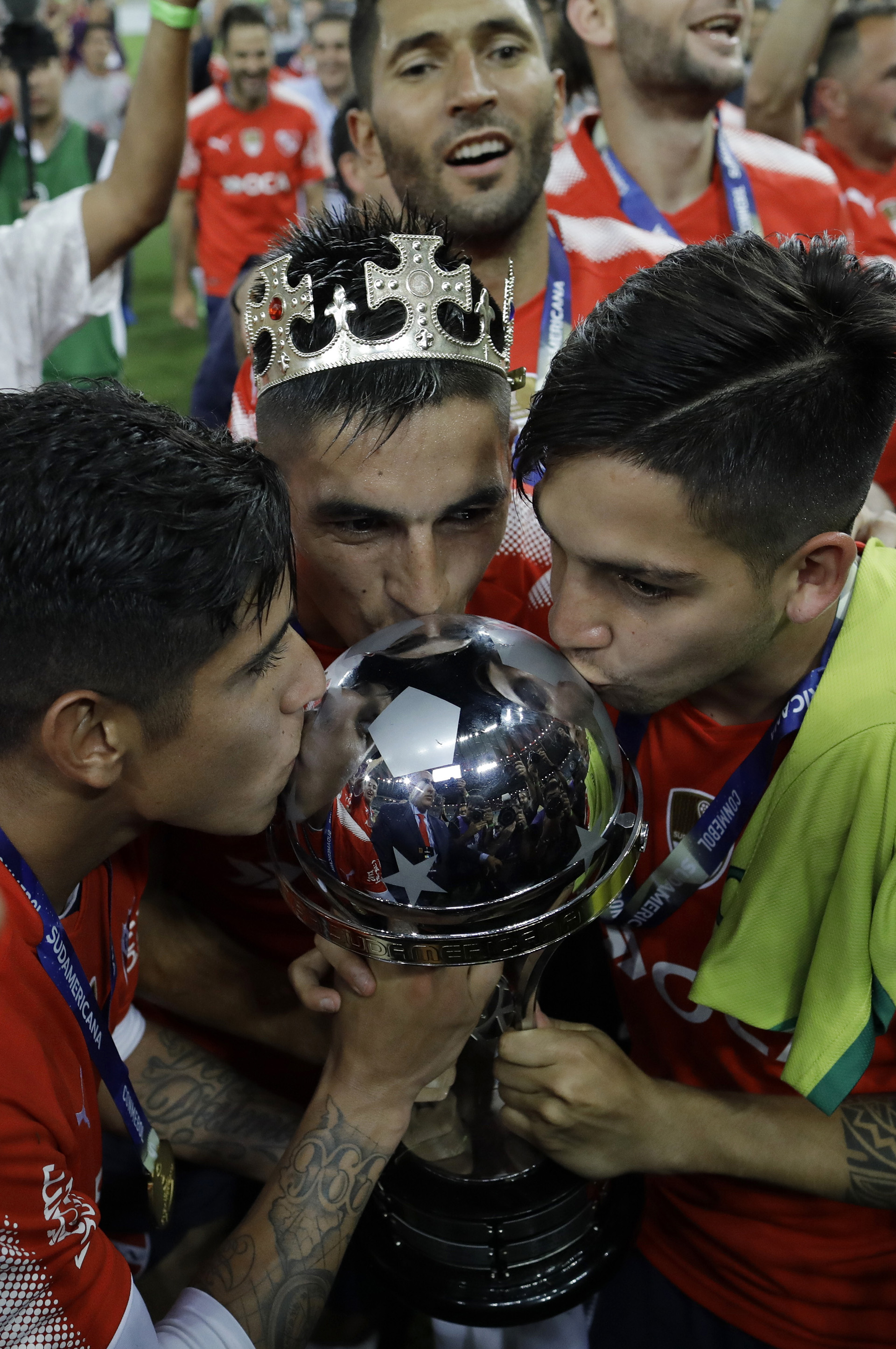 Las corones por el mote “Rey de Copas” fueron algunos de los adornos con los que contaron los jugadores de Independiente en los festejos