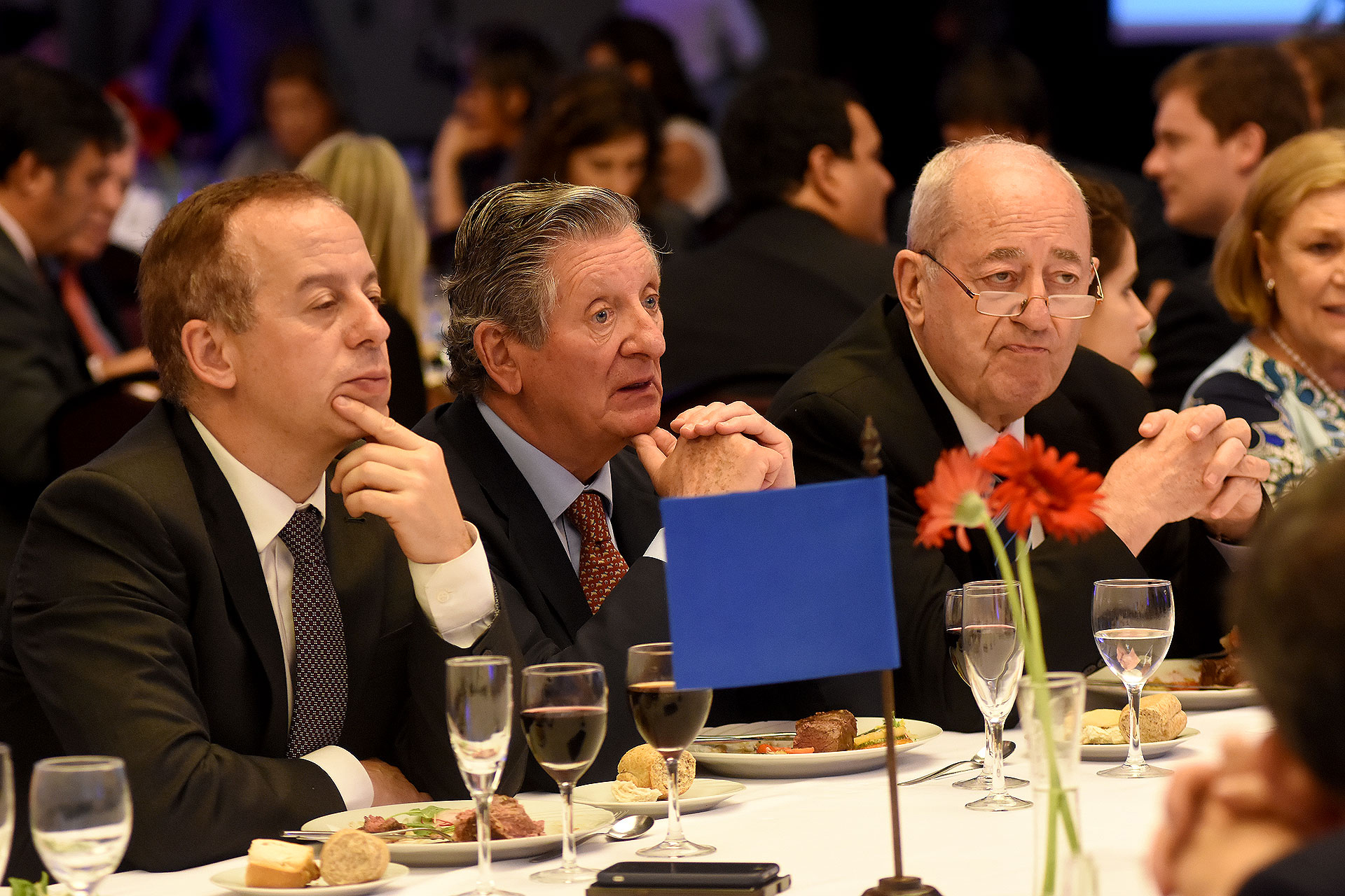 Martín Etchevers, gerente de Comunicación del Grupo Clarín; José Claudio Escribano (La Nación) y Guillermo Ignacio, directivo de ADEPA