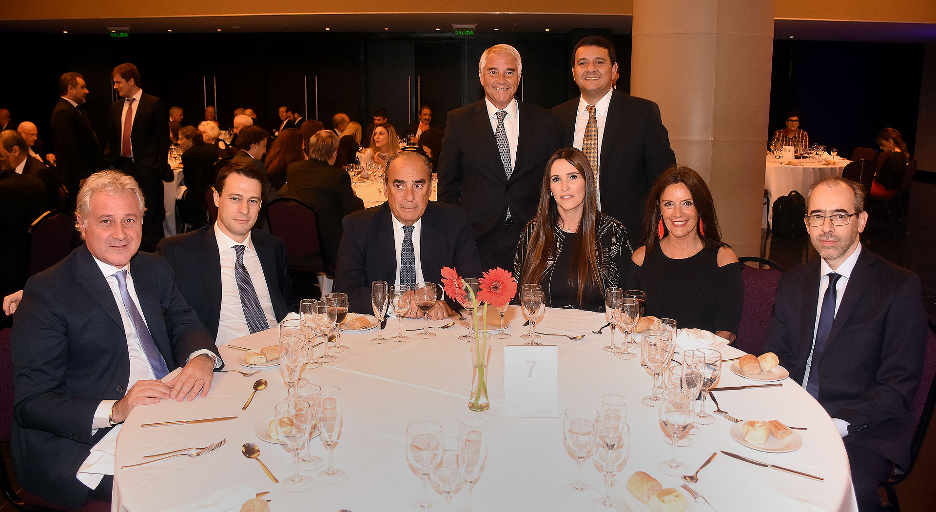 Matías Patanian, Hugo Eurnekian, Guillermo Francos y su mujer; Carolina Barros y Gustavo González. De pie, Pablo Deluca, director de Asuntos Institucionales de Infobae, y Julio Bono (Crónica)