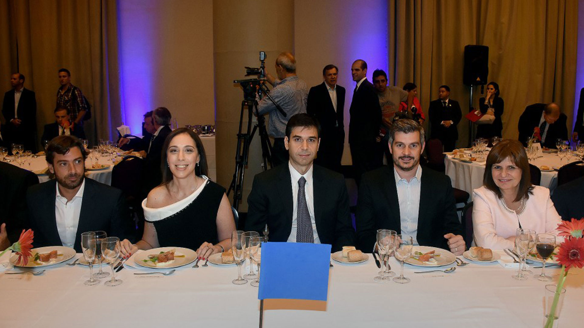 Federico Salvai, María Eugenia Vidal, Daniel Dessein, Marcos Peña y Patricia Bullrich en la mesa principal
