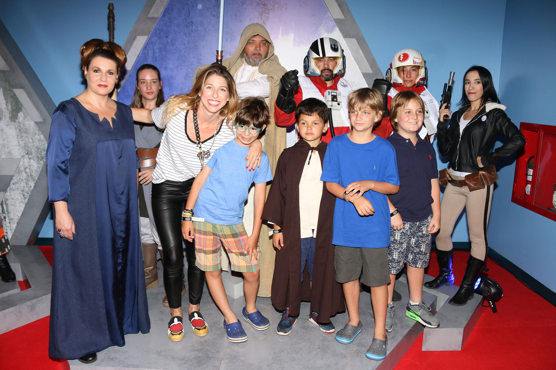 Florencia Bertoti y su hijo con amigos. Foto: Gentileza Disney