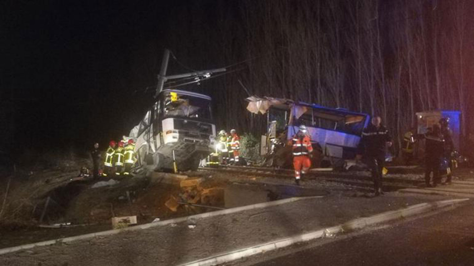 Un tren embistió a un colectivo en el sur de Francia