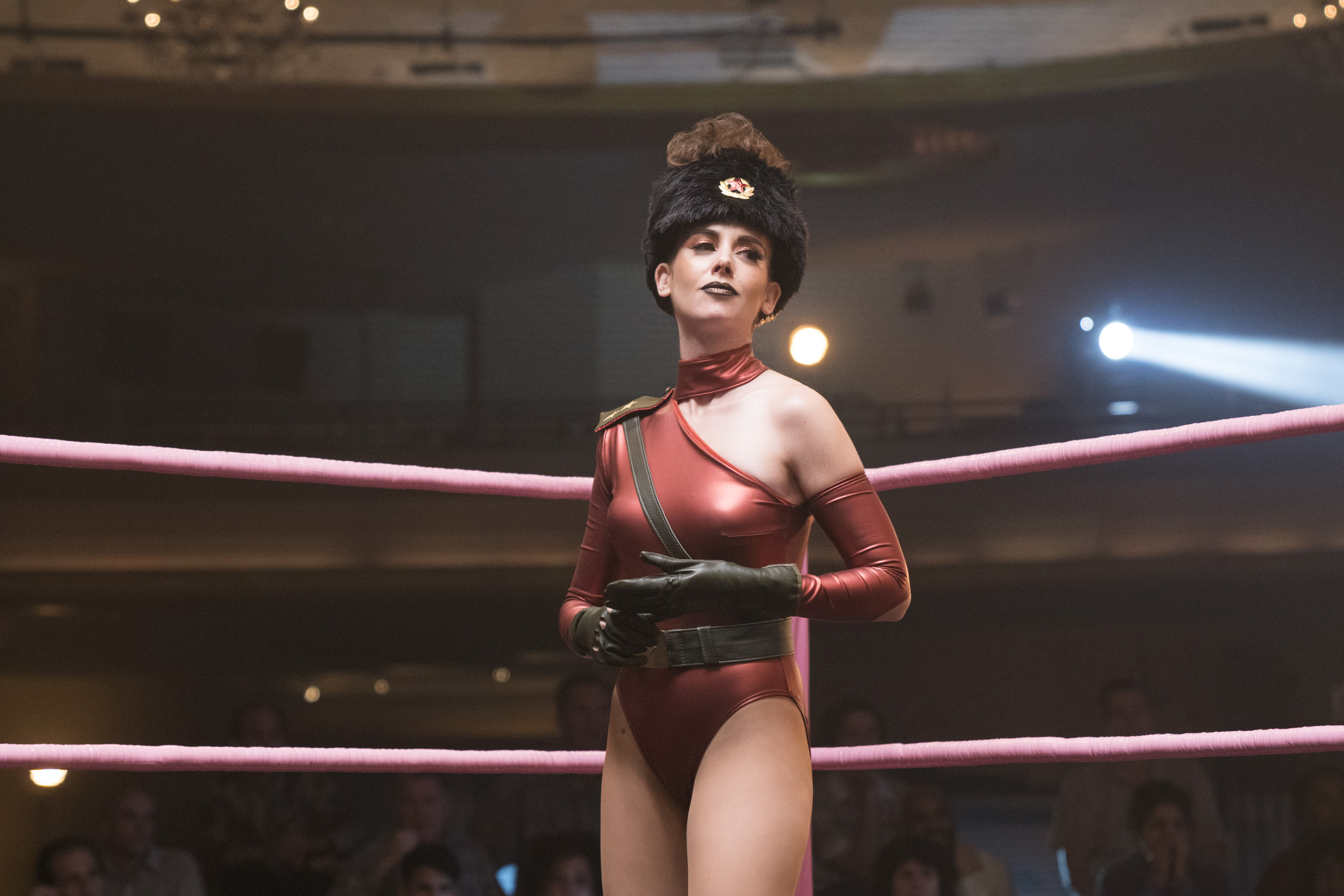 En la piel de su personaje en GLOW. Foto: Netflix