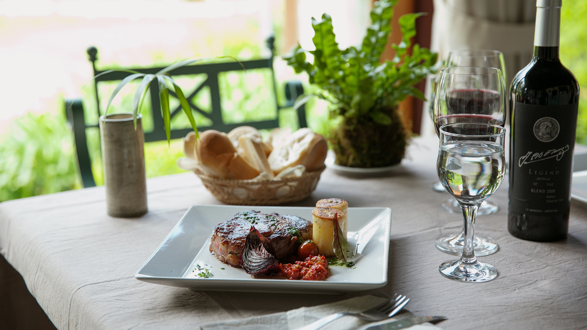 En el corazón de Balcarce, tierra natal de fangio, la gastronomía de este “refugio de campeón” es exquisita.