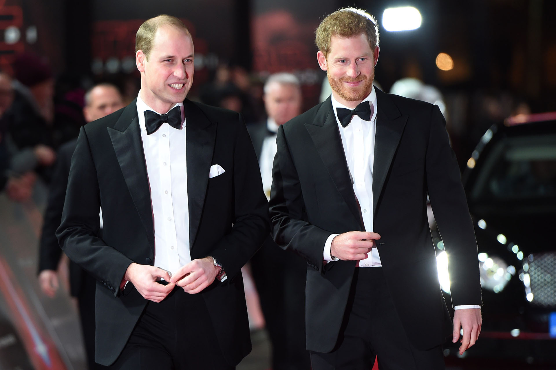 Los nietos de la reina Isabel II caminaron por la red carpet vestidos con smoking. Una versión asegura que habrían salido en algunas tomas de la película disfrazados de stormtroopers
