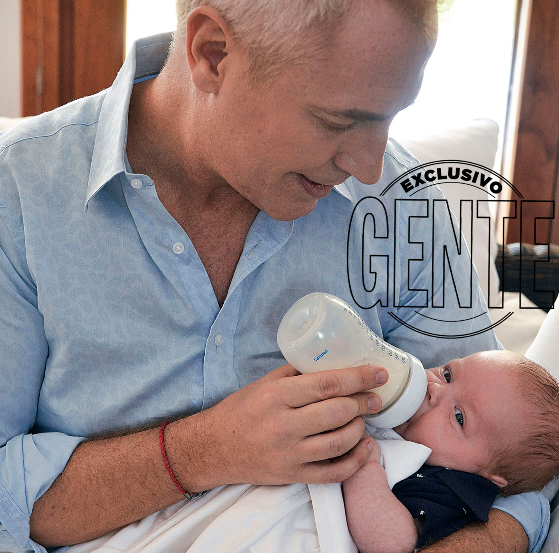 ¡Todo un experto! Marley le da la mamadera a su hijo Foto: Fabián Uset/GENTE