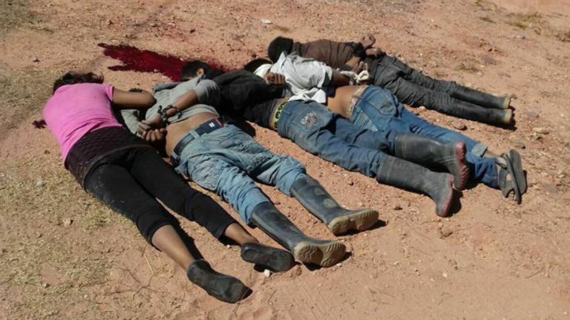 Los policía encontró cinco cuerpos al costado de la carretera Chilapa-Tlapa de Comonfort. Cuatro estaban muertos, uno sobrevivió.