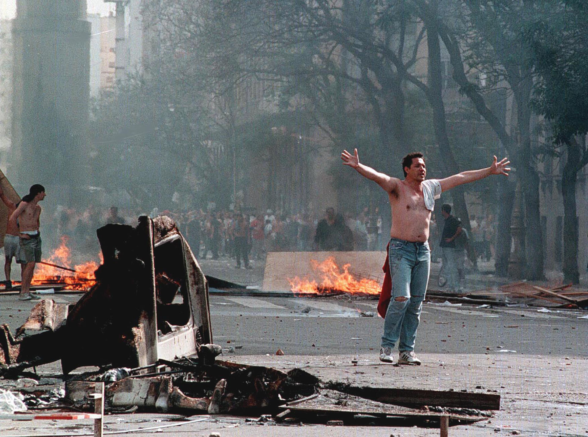 Una de las imágenes emblemáticas del estallido social de diciembre de 2001 (NA)