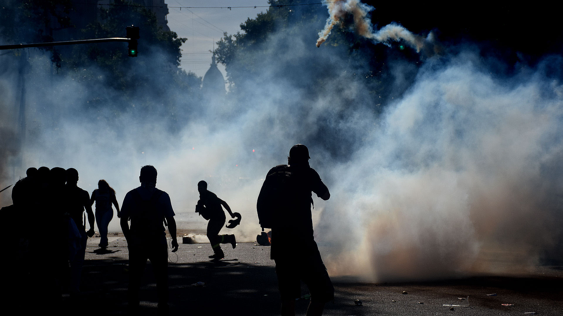 Luego, cuando empezó a discutirse la reforma provisional en el Congreso, el Gobierno se vio sorprendido por protestas violentas, que obligaron a suspender la primera sesión. Finalmente, el proyecto se aprobó. Pero la oposición exigió cambios y mucha conversación política con la oposición más racional. Un mes y medio antes Cambiemos había ganado las elecciones.
