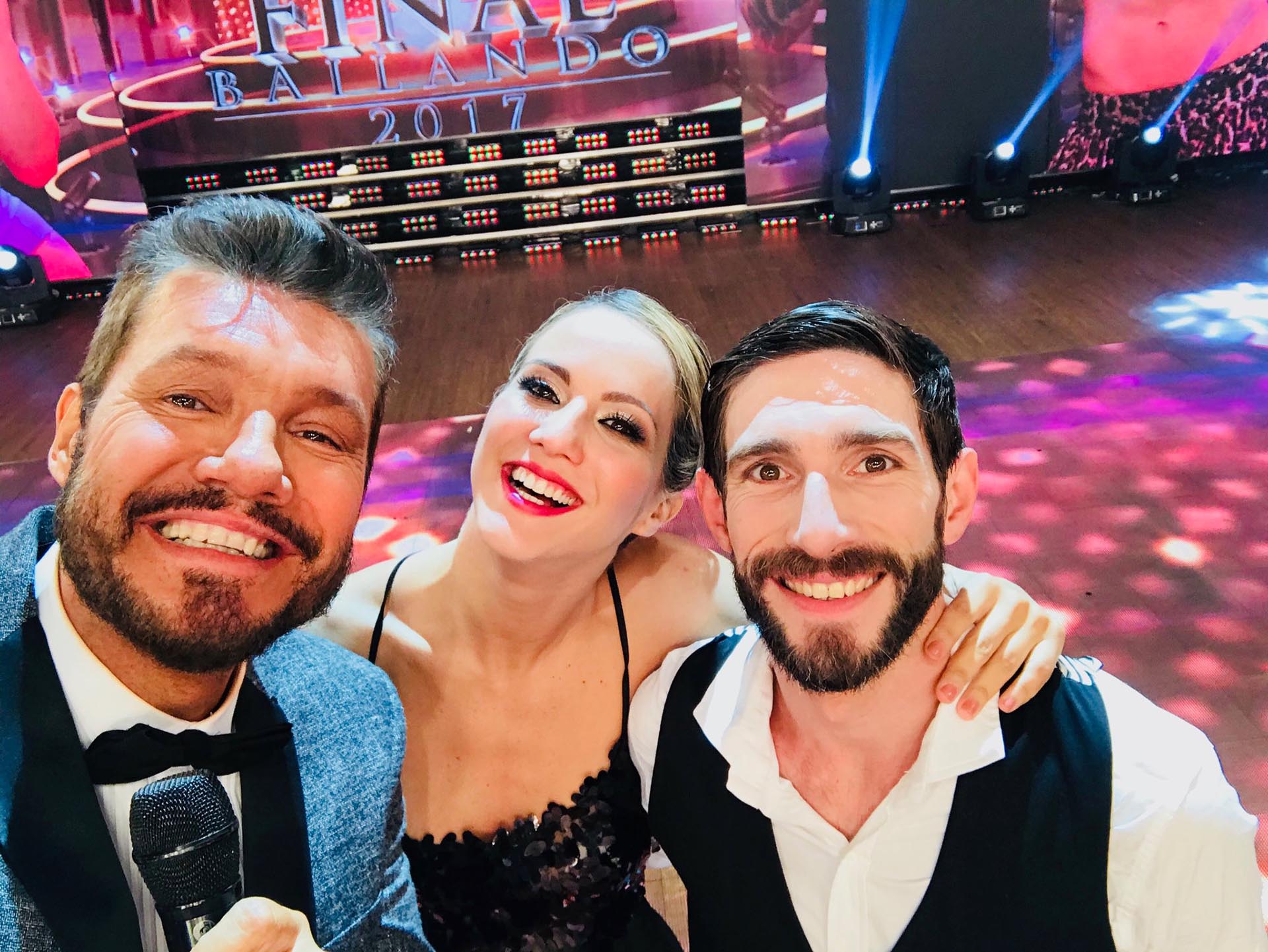 Selfie de Tinelli con Flor Vigna y Gonzalo Gerber