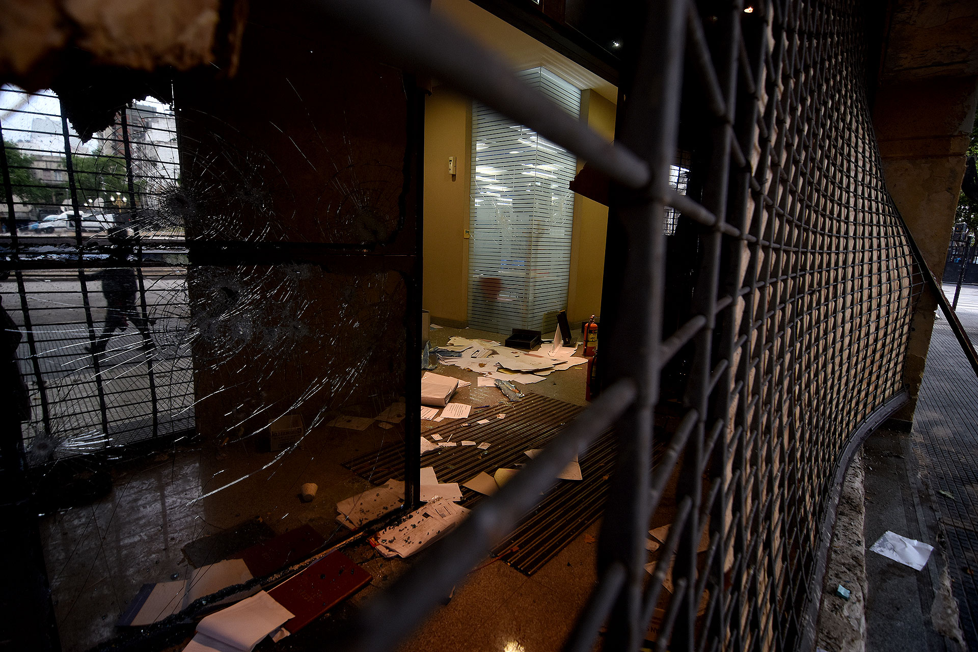 El Congreso y la 9 de Julio luego de la acción de los violentos. Los incidentes arrojaron un saldo de 70 detenidos y 162 heridos, 88 de ellos policías.