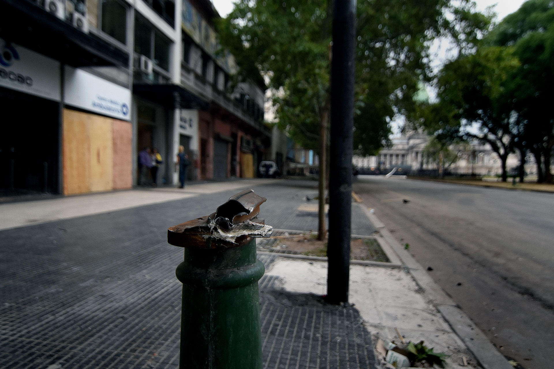 La jueza en lo contencioso administrativo de la Ciudad, Patricia López Vergara, había hecho lugar al amparo que presentaron un grupo de legisladores kirchneristas comandados por Mariano Recalde, prohibiendo a la policía usar armas y limitando los gases lacrimógenos.
