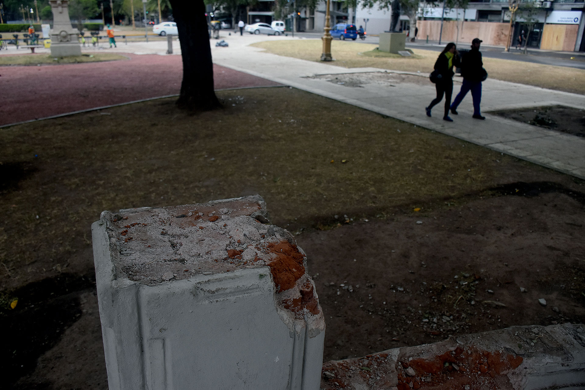 El nivel de violencia en los enfrentamientos dejó un saldo de 162 personas atendidas por los servicios de salud de la Ciudad de Buenos Aires. De acuerdo al Ministerio de Salud de la Ciudad, entre los heridos hubo personas mayores y agentes policiales.