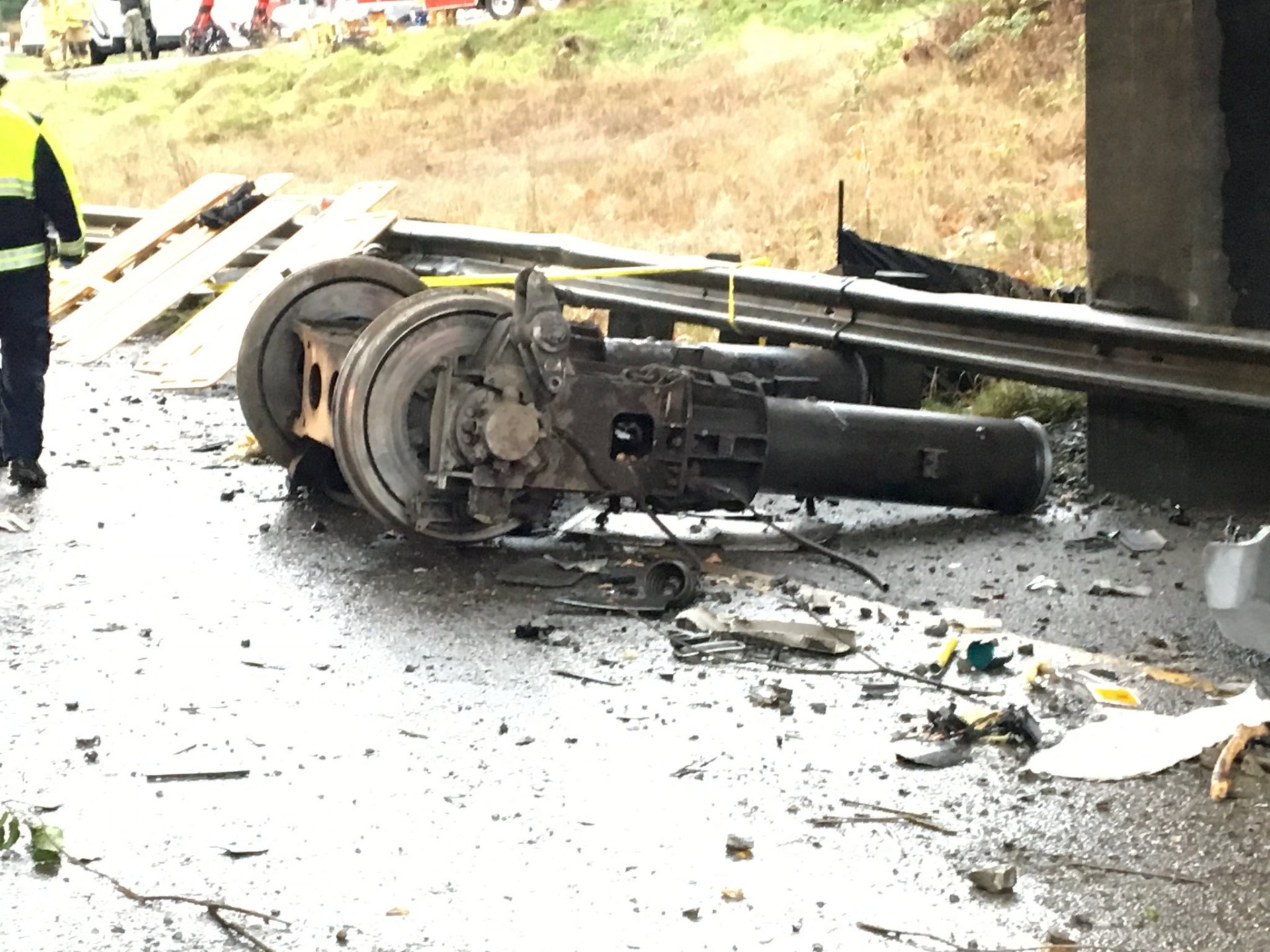 Partes del tren quedaron regadas en la autopista