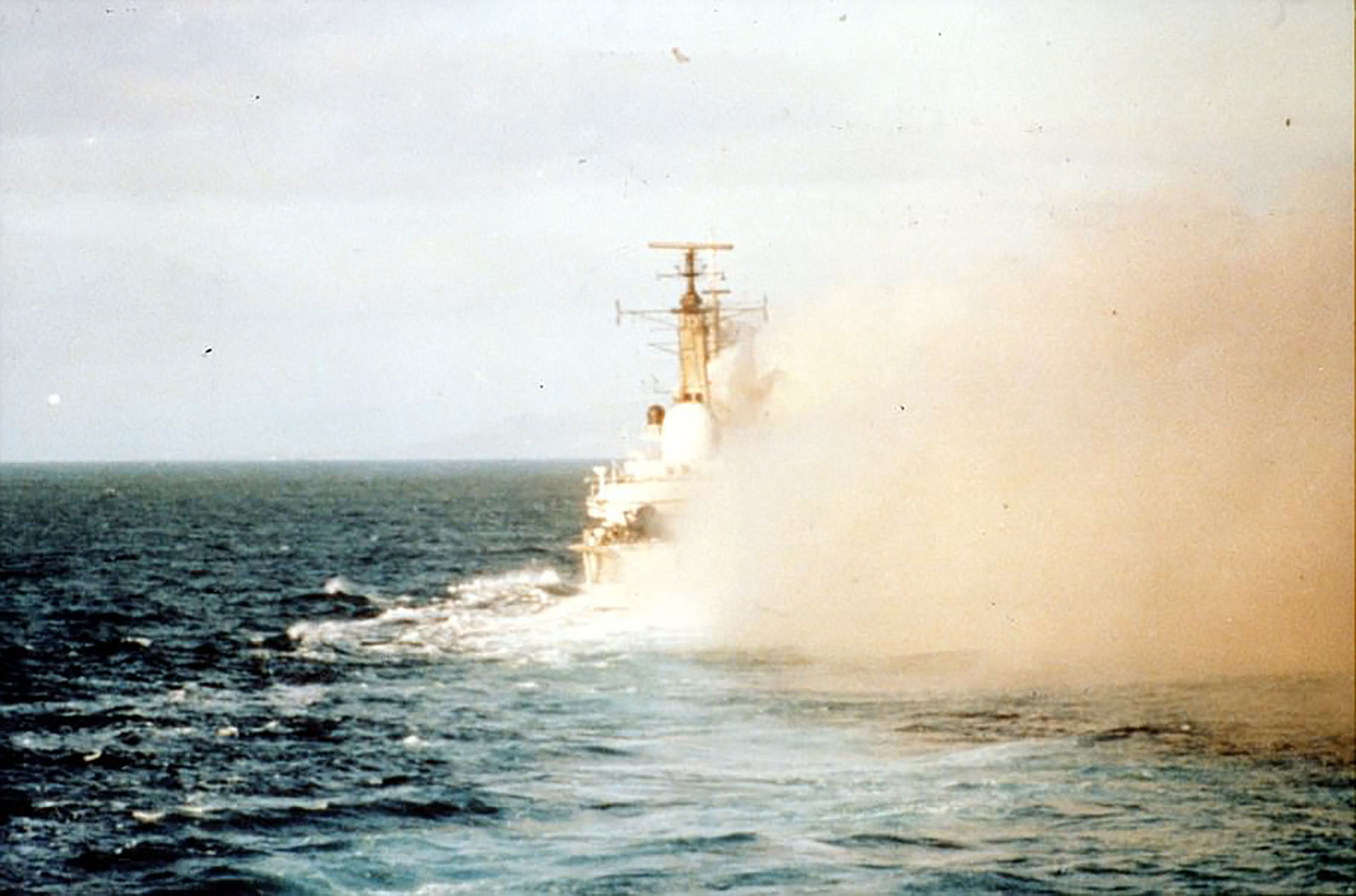 HMS Coventry de la Marina Británica, que se hundió durante la Guerra de las Malvinas en 1982 con la pérdida de 20 vidas.