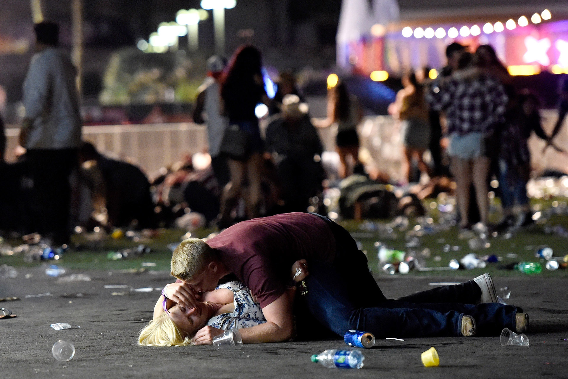 1/10 Un hombre disparo sobre los concurrente a un festival de música country en Las Vegas y mató a 58 personas