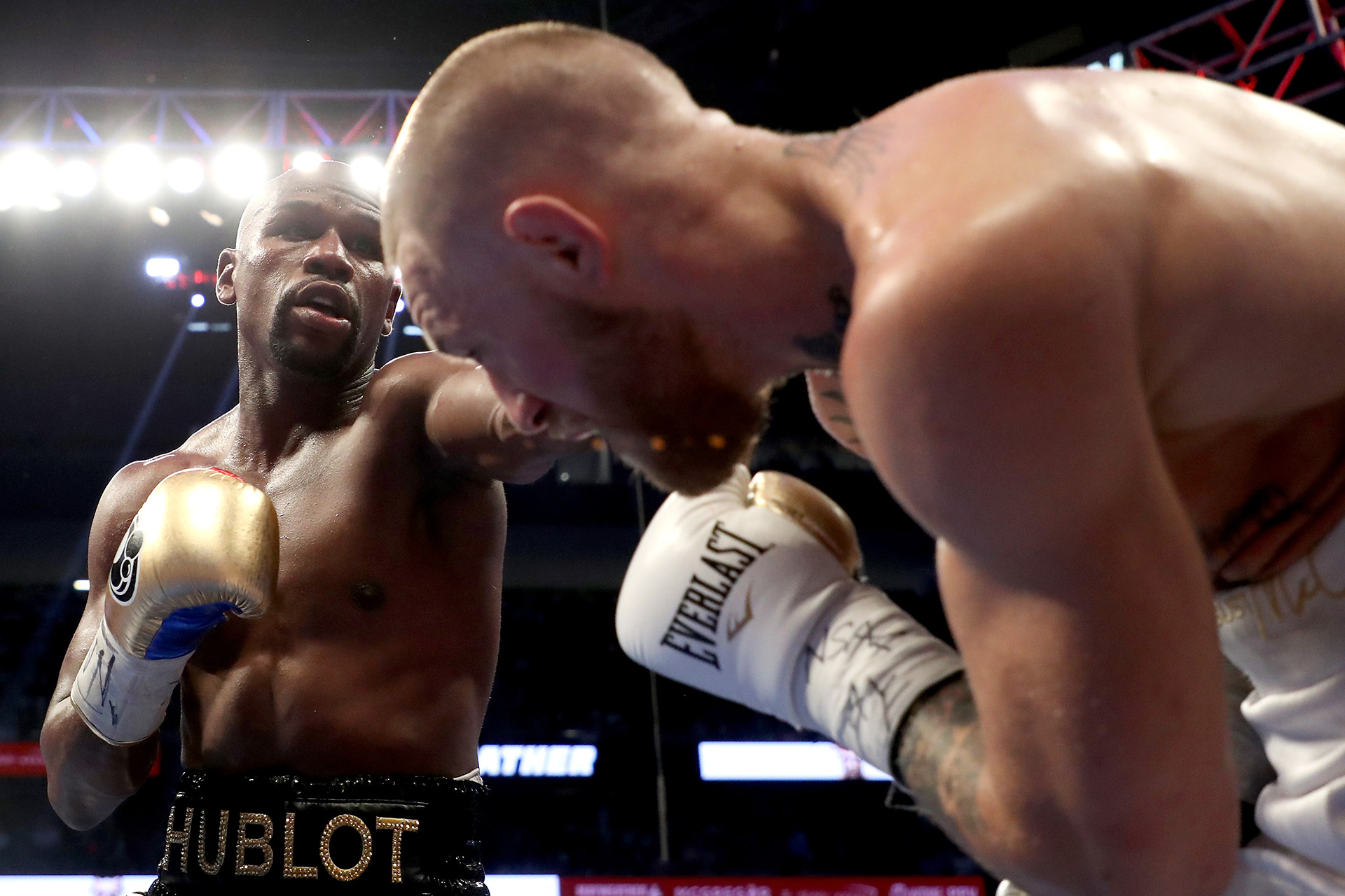 26/8 Floyd Mayweather vence a Conor McGregor en Las Vegas en uno de los combate más promocionados de la historia