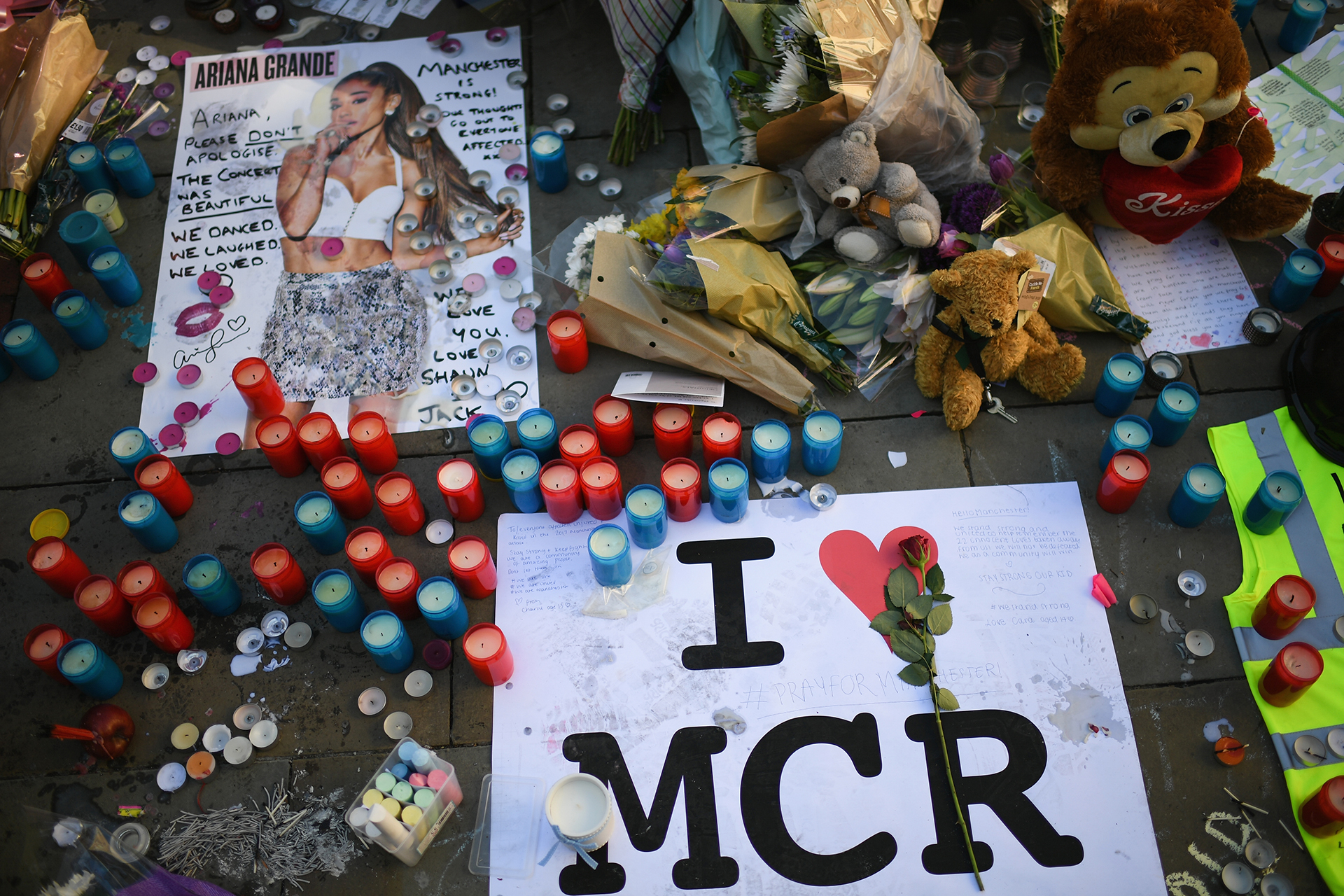 26/5 Un atentado en el Manchester Arena durante un recital de Ariana Grande deja 22 muertos y decenas de heridos. .