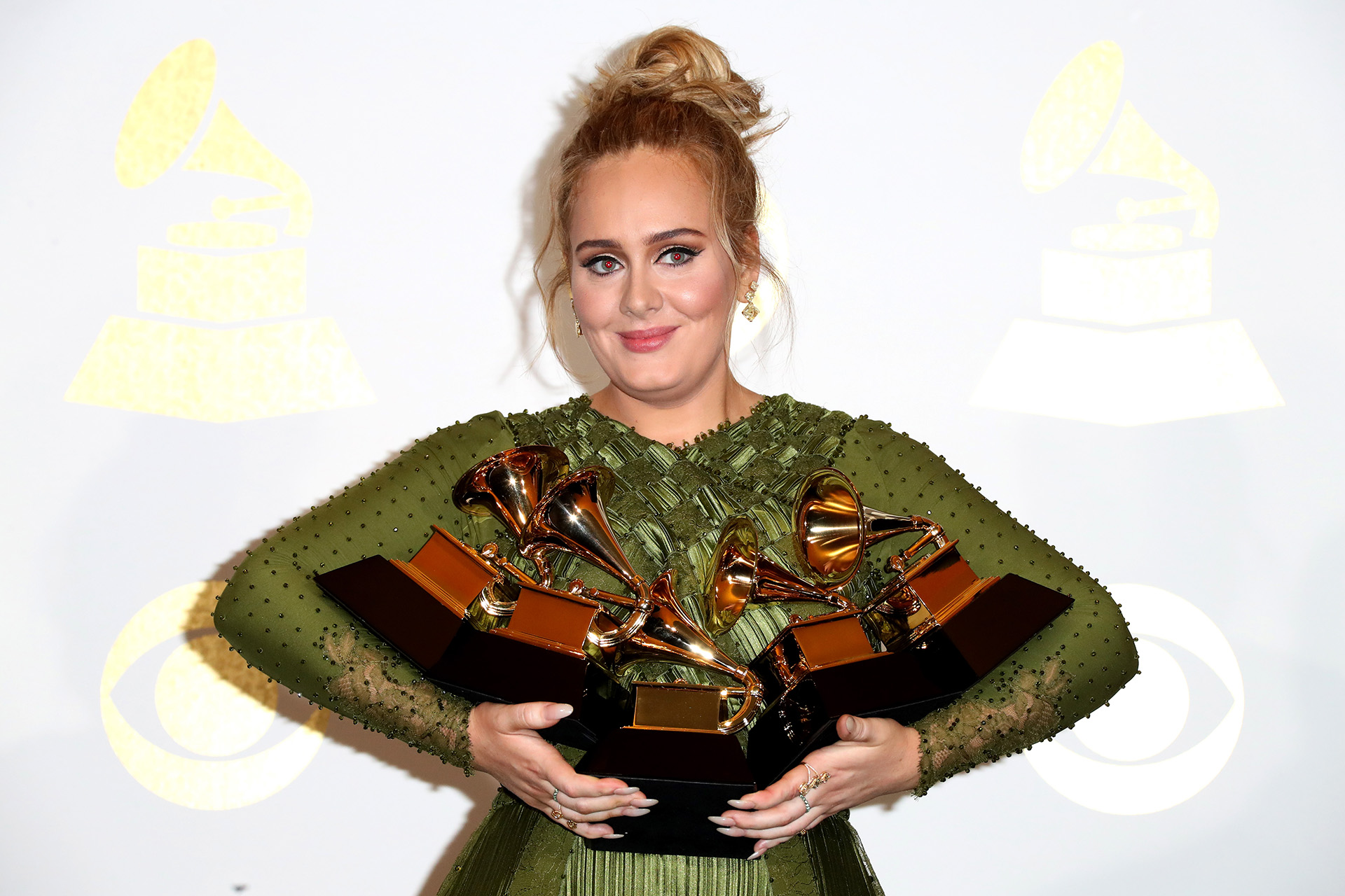 12/2 Adele, la gran ganadora de los Grammy 2017, posa con sus 5 galardones
