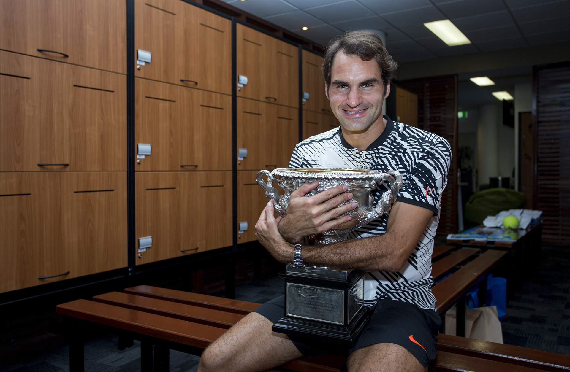 29/1 El suizo Roger Federer posa con la copa del Master de Australia