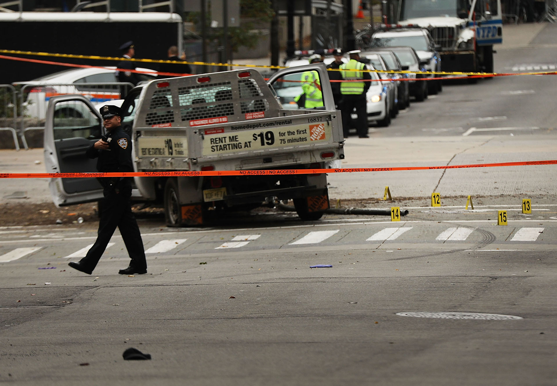 1/11 Un terrorista motorizado ingresó por una senda para bicicletas en Nueva York, mató a ocho personas y dejó una docena de heridos.