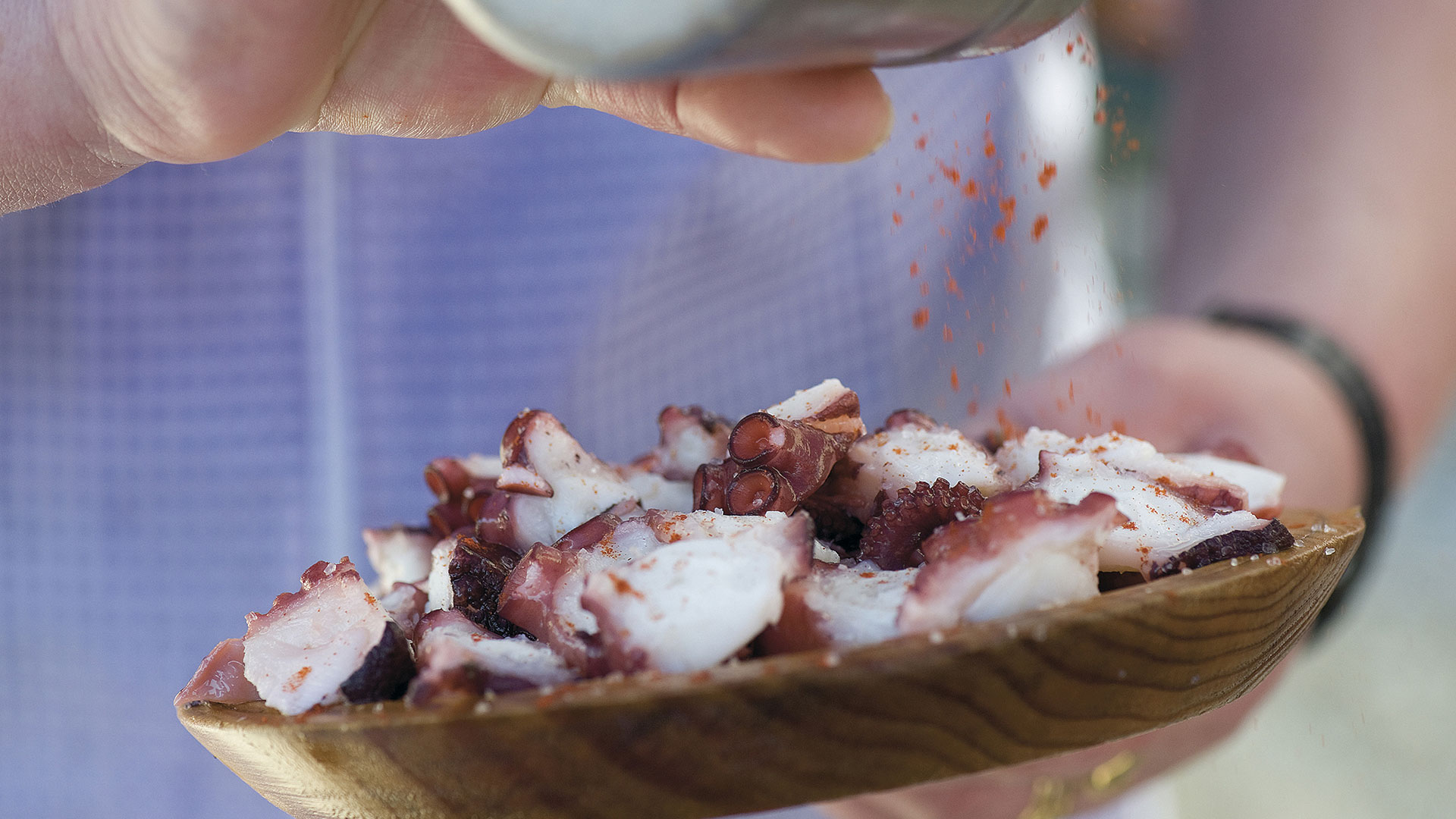 La clave para que el pulpo esté tierno es hervirlo antes de ponerlo en la plancha (Getty Images)