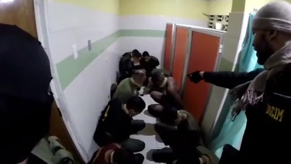 Óscar Pérez señala a los militares detenidos.