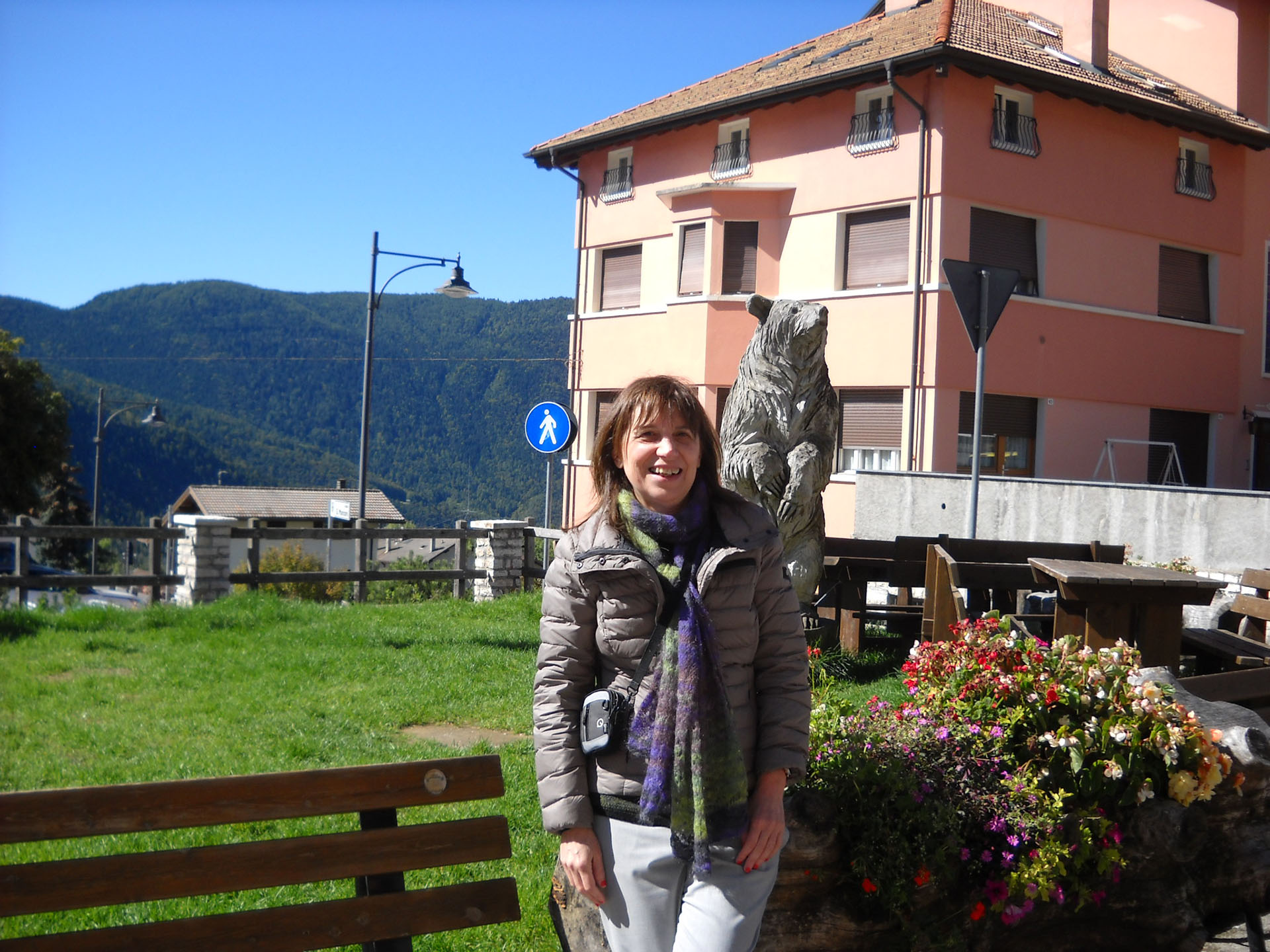 Con el oso de la plaza, uno de los personajes de la montaña del Trentino.