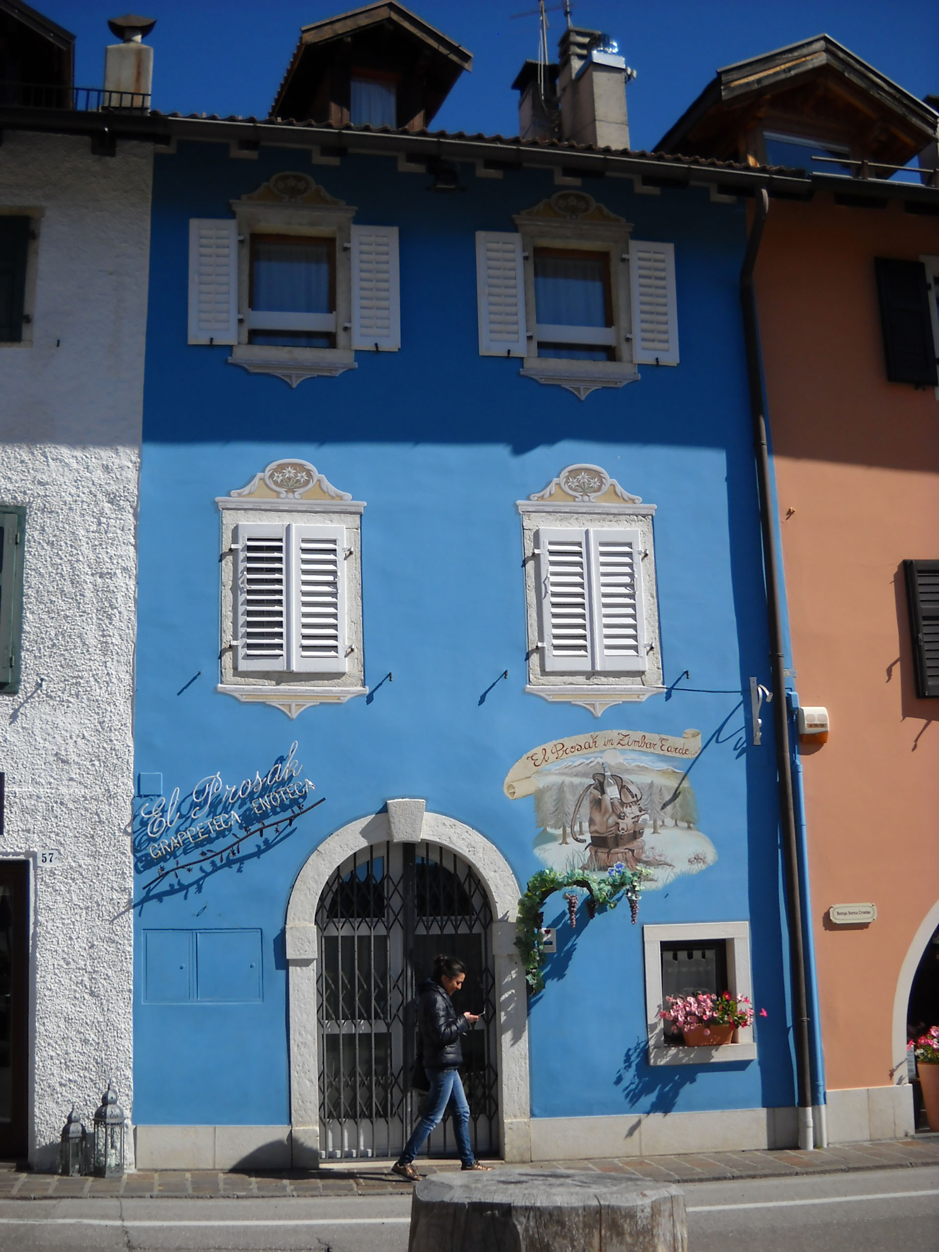 Estilo Alpino. Las casas y pequeños negocios parecen austríacos pero son italianos.