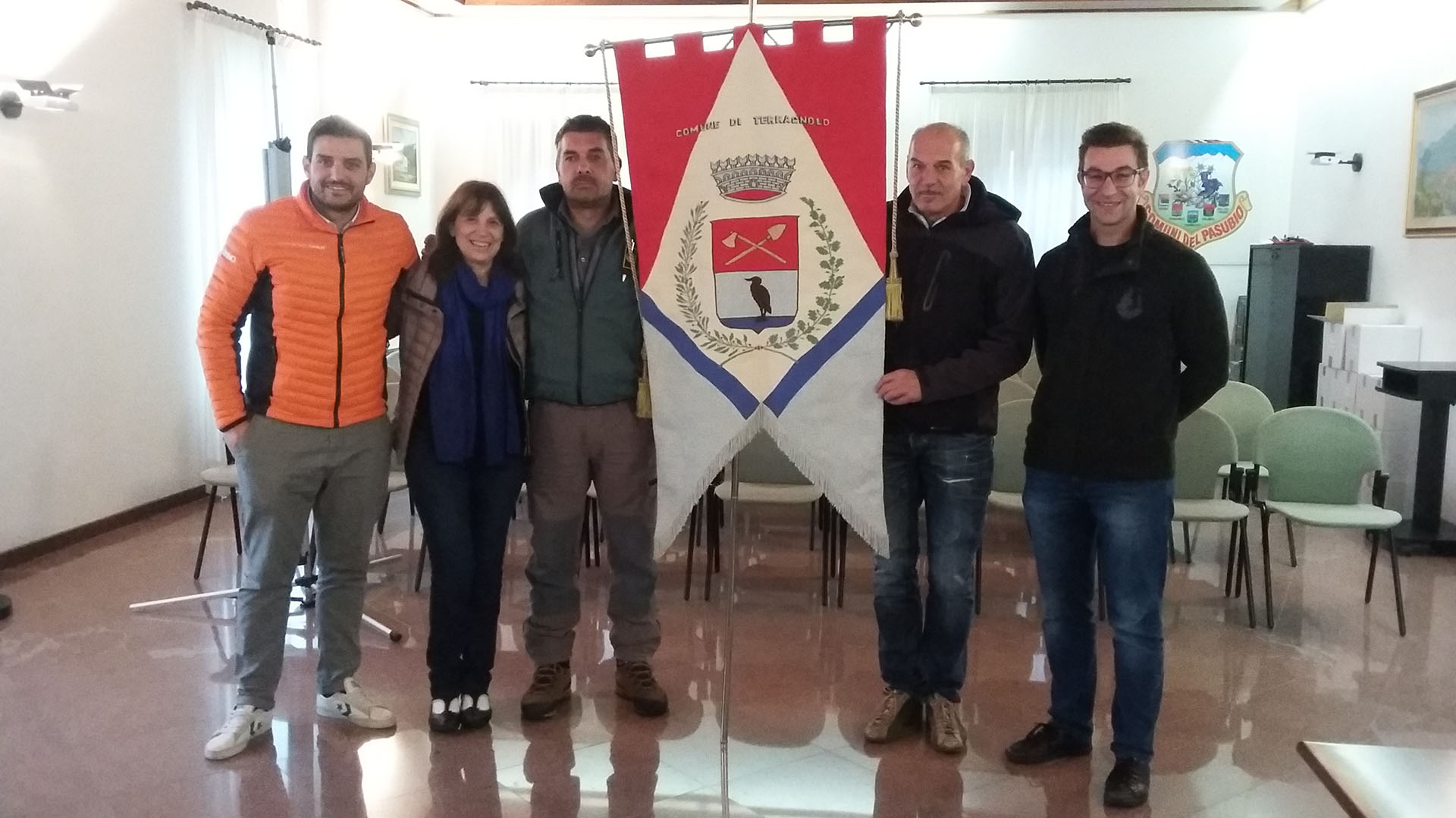 Misión cumplida. (De izq. a der.) Michael Rech (responsable de Turismo de Folgaría) Alejandra Folgarait, Massimo Folgarait (guardabosques), Daniele Stedile (viceintendente de Terragnolo), Lorenzo Galletti (intendente de Terragnolo).