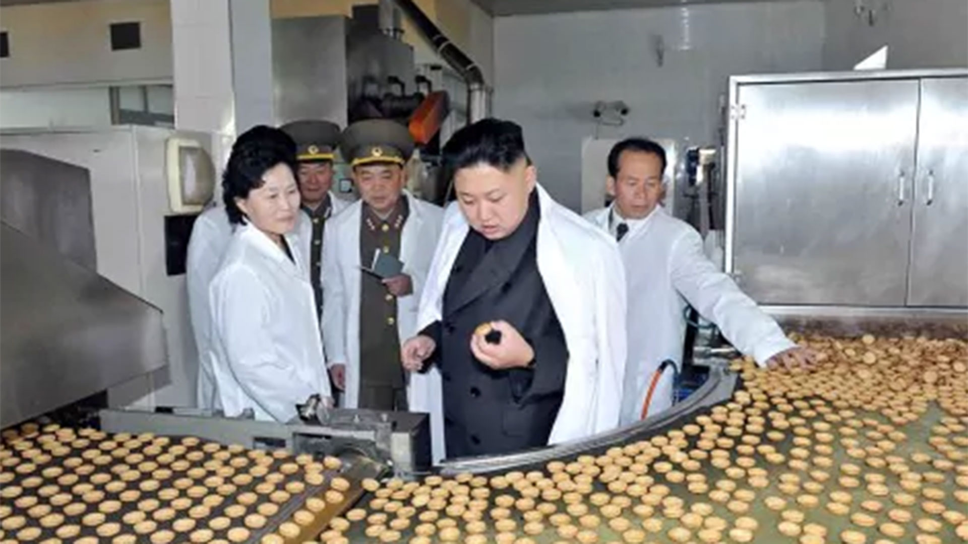 Kim Jong-un supervisa la fabricación de los Choco Pie norcoreanos
